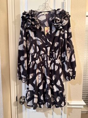 entro Black and White Ruffle-Shoulder Casual Dress